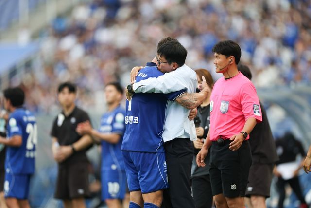 수원 이정효 감독(가운데)이 25일 수원월드컵경기장서 열린 천안과 홈경기 도중 일류첸코(왼쪽)의 득점이 터진 뒤 그와 포옹하고 있다. 사진제공｜한국프로축구연맹