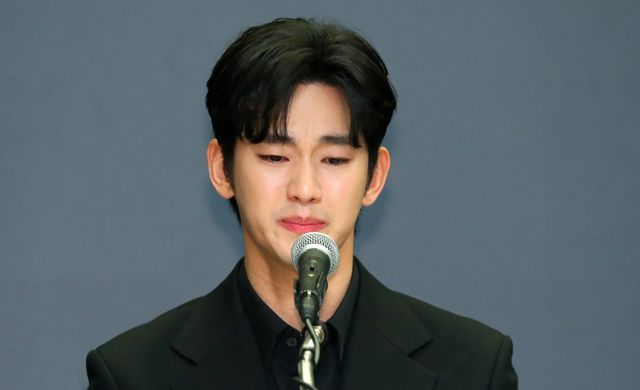 [서울=뉴시스] 김혜진 기자 = 배우 김수현이 31일 오후 서울 마포구 스탠포드호텔에서 기자회견을 열고 자신을 둘러싼 의혹에 대해 입장을 밝히고 있다. 2025.03.31. jini@newsis.com