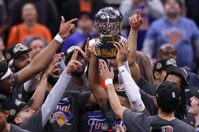 뉴욕 선수들이 26일(한국시간) 로킷 아레나에서 열린 클리블랜드와 NBA 동부 콘퍼런스 결승 4차전서 승리한 뒤 콘퍼런스 우승 트로피를 들어올리며 기뻐하고 있다. 클리블랜드｜AP뉴시스