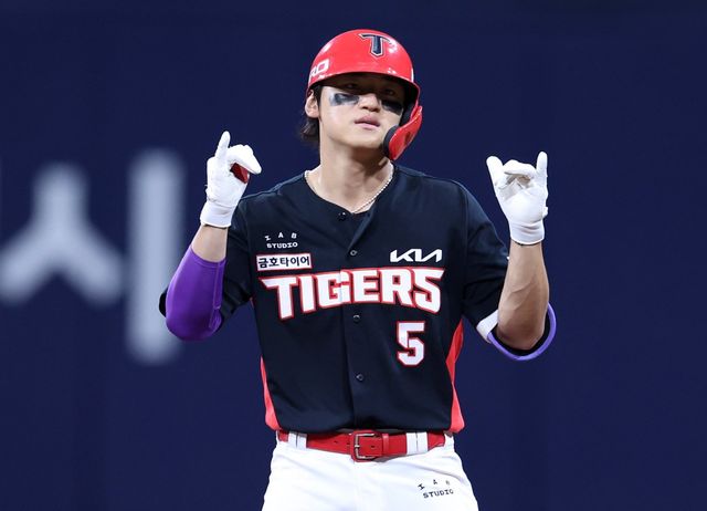 KIA 김도영이 26일 고척스카이돔서 열린 키움전 7회초 2사 만루서 2루타를 쳐낸 뒤 세리머니를 하고 있다. 고척｜뉴시스