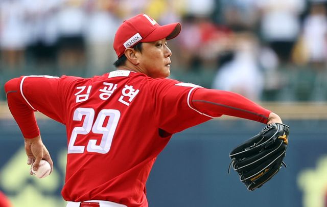왼쪽 어깨 수술 후 재활 중인 SSG 주장 김광현이 7연패에 빠진 선수단을 격려하기 위해 26일 인천SSG랜더스필드를 방문했다. 뉴시스