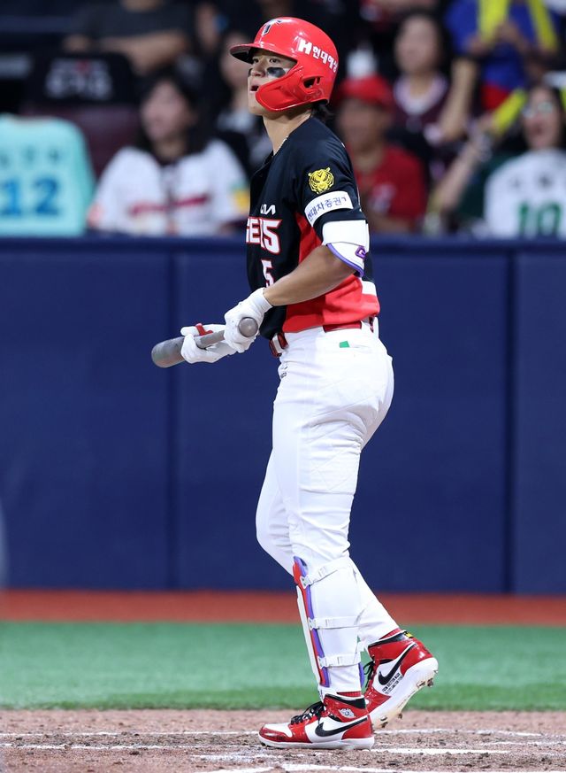 KIA 김도영이 26일 고척스카이돔서 열린 키움전 7회초 2사 만루서 2루타를 쳐낸 뒤 타구를 응시하고 있다. 고척｜뉴시스