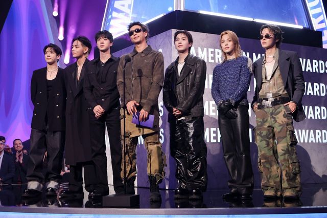 방탄소년단이 한국시간 26일 미국 라스베이거스에서 열린 아메리칸 뮤직 어워즈(AMA)에서 대상에 해당하는 올해의 아티스트를 거머쥐었다. AP 뉴시스