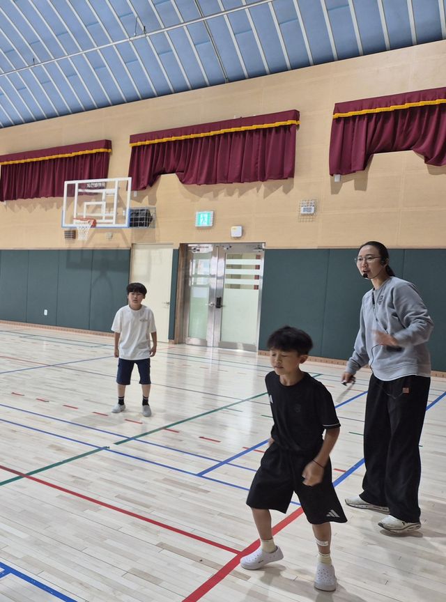 김보미 전 WKBL 경기운영부장(오른쪽)이 27일 인천 당하초등학교에서 학생들을 지도하고 있다. 사진제공ㅣWKBL