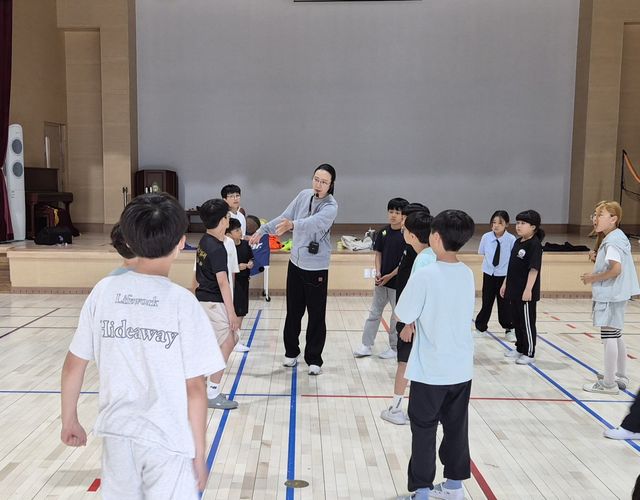 김보미 전 WKBL 경기운영부장(가운데)이 27일 인천 당하초등학교에서 학생들을 지도하고 있다. 사진제공ㅣWKBL