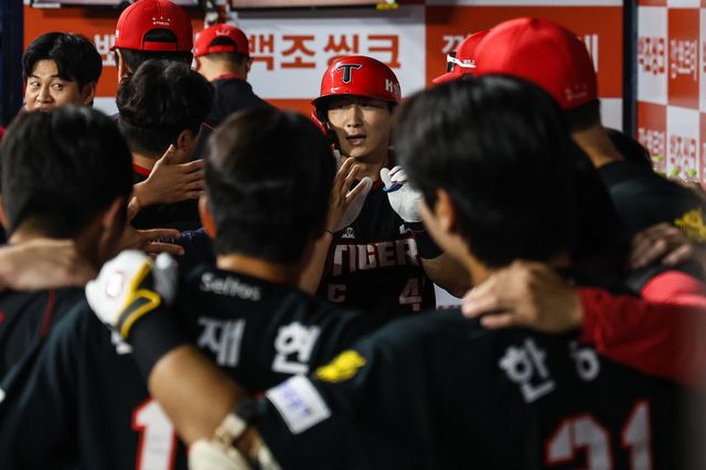 KIA 나성범(가운데)이 27일 고척 키움전서 8회초 우월 솔로포를 터트린 뒤 세리머니를 하고 있다. 사진제공｜KIA 타이거즈