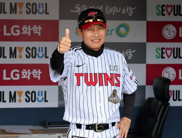 올 시즌 가장 먼저 30승 고지를 밟은 LG는 염경엽 감독 체제에서 팀 역사상 최초의 통합 2연패에 도전한다. 뉴시스