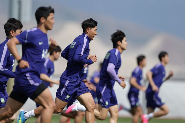 손흥민(가운데)을 비롯한 축구국가대표팀 선수들이 27일(한국시간) 자이언스뱅크 트레이닝센터에서 뛰고 있다. 사진제공｜대한축구협회