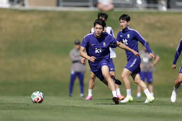 축구국가대표팀 미드필더 배준호(가운데)가 24일(한국시간) 유트사커필드서 훈련하고 있다. 사진제공｜대한축구협회
