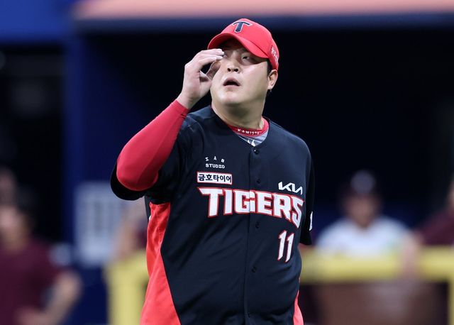 KIA 조상우가 26일 고척 스카이돔서 열린 2026 KBO리그 키움전에 등판해 이닝을 마친 뒤 마운드를 내려가고 있다. 뉴시스
