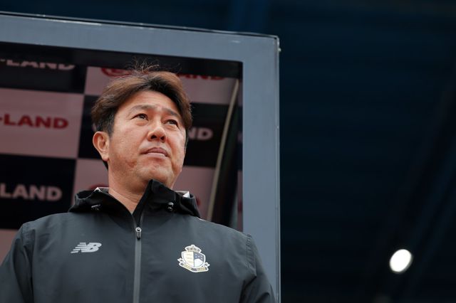 서울 이랜드 김도균 감독이 3일 목동종합운동장에서 열린 김포와 홈경기 도중 그라운드를 바라보고 있다. 사진제공｜한국프로축구연맹