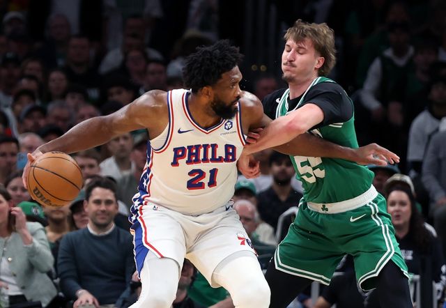 필라델피아의 조엘 엠비드(왼쪽)가 3일(한국시간) TD 가든서 열린 보스턴 NBA PO 1라운드 7차전 도중 포스트업 공격을 시도하고 있다. 보스턴｜AP뉴시스