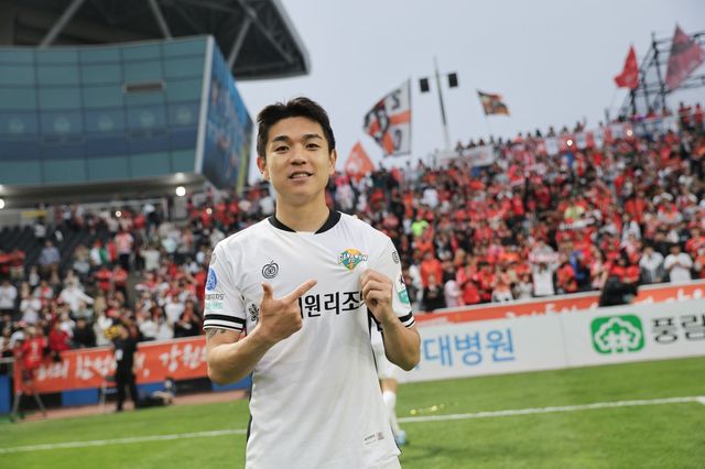 강원 김대원이 2일 인천과 원정경기서 1-0 승리를 거둔 뒤 엠블럼을 가리키며 웃고 있다. 사진제공｜한국프로축구연맹
