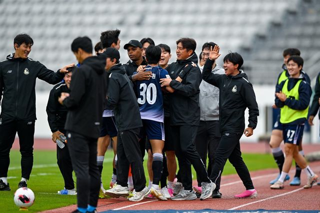 서울 이랜드 선수들이&nbsp;3일 목동종합운동장에서 열린 김포와 홈경기서&nbsp;선제골을 넣은 뒤 한데 모여 기뻐하고 있다. 사진제공｜한국프로축구연맹