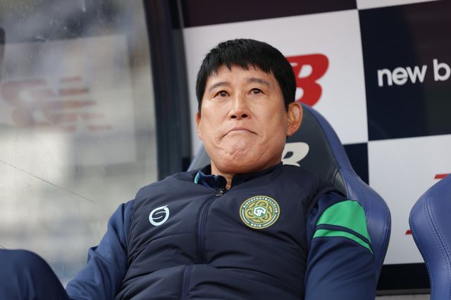 김포 고정운 감독이 3일 목동종합운동장에서 열린 서울 이랜드와 원정경기 도중 그라운드를 바라보고 있다. 사진제공｜한국프로축구연맹