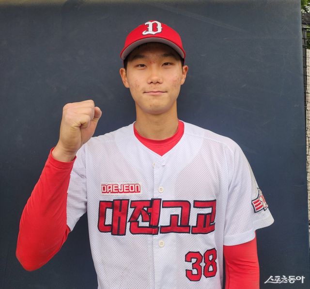 대전고 우주로가 3일 제80회 황금사자기 전국고교야구대회 겸 주말리그 왕중왕전 성남고와 1회전 맞대결을 마친 뒤 인터뷰하고 있다. 신월｜박정현 기자