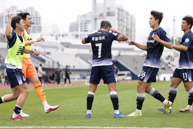 서울 이랜드 에울레르가 3일 목동종합운동장에서 열린 김포와 홈경기서 팀의 두 번째 골을 넣은 뒤 양 손을 귀에 갖다대는 세리머니를 하고 있다. 사진제공｜한국프로축구연맹