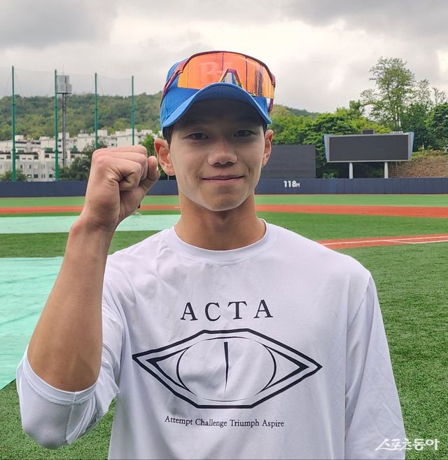 부산고 김지환이 3일 제80회 황금사자기 전국고교야구대회 겸 주말리그 왕중왕전 대전제일고와 1회전 맞대결을 마친 뒤 인터뷰하고 있다. 신월｜박정현 기자