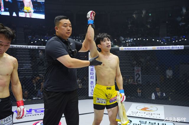 편예준이 30일 장충체육관서 열린 ‘굽네 로드FC 077’서 유재남을 상대한 뒤 판정을 받고 있다. 사진제공｜로드FC