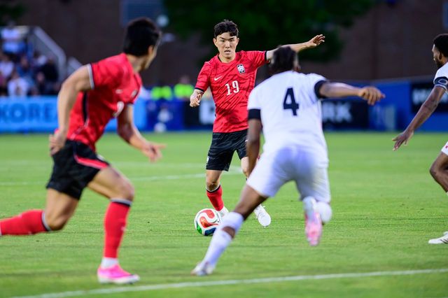 축구국가대표팀 미드필더 황인범(가운데)이 31일(한국시간) 미국 유타주 솔트레이크시티의 브리검영대 사우스필드서 열린 트리니다드토바고전 도중 볼을 다루고 있다. 프로보｜AP뉴시스