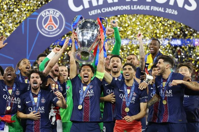 이강인(맨 오른쪽) 등 PSG 선수들이 31일(한국시간) 헝가리 부다페스트에서 열린 UCL 파이널에서 아스널을 승부차기로 꺾고 2연패에 성공한 뒤 우승 세리머니를 하고 있다. 사진제공｜UEFA