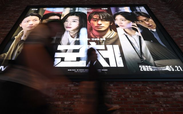 [서울=뉴시스] 황준선 기자 = 25일 서울시내 한 영화관에 영화 ‘군체’ 홍보물이 게시돼 있다. 영화진흥위원회 영화관입장권 통합전산망 집계결과 전날까지 누적 관람객 149만명을 모은 영화 ‘군체’는 개봉 4일 만에 100만 관객을 넘겨 2026년 개봉작 중 최단 시간 기록을 세우며 인기를 이어가고 있다. 2026.05.25. hwang@newsis.com