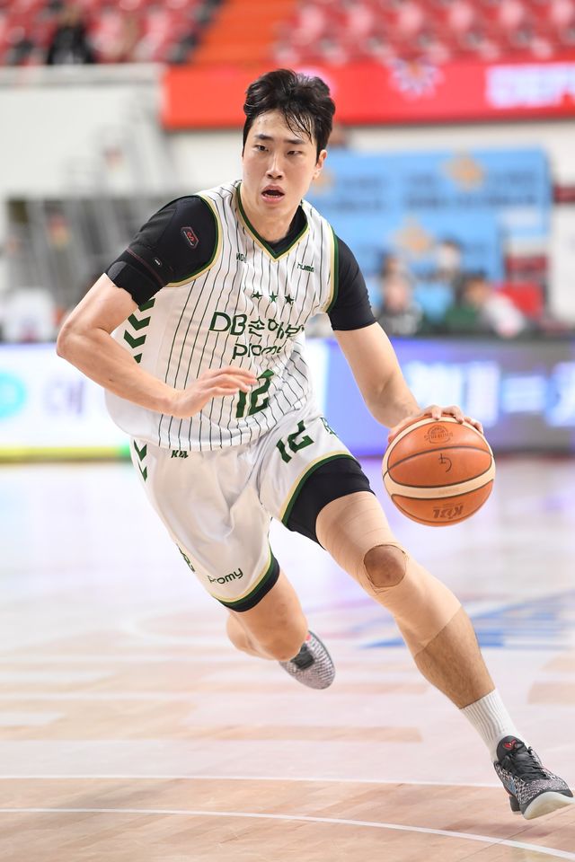 포워드 정효근이 원소속팀 DB와 FA 재계약을 맺고 2년간 더 함께하게 됐다. 사진제공｜KBL