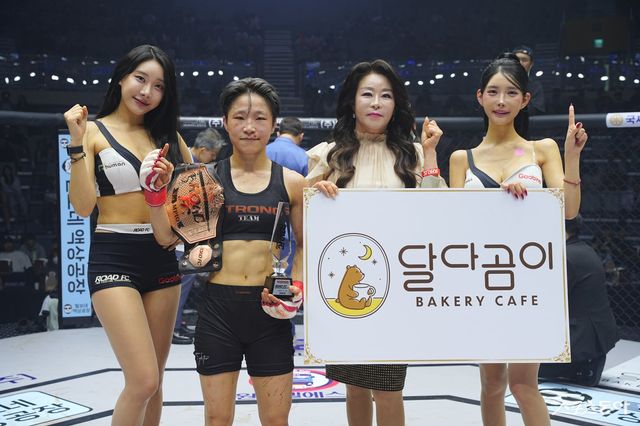 박정은(왼쪽 2번째)이 30일 장충체육관서 열린 ‘굽네 로드FC 077’ 아톰급 타이틀전서 박서영을 꺾고 챔피언에 오른 뒤 김옥주 달다곰이 회장(오른쪽 2번째)과 기념 촬영하고 있다. 사진제공｜로드FC