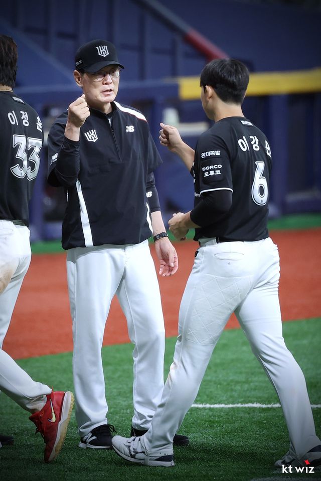 이강철 KT 감독(왼쪽)이 30일 고척 키움전서 승리한 뒤 이강민과 주먹을 맞대고 있다. 사진제공｜KT 위즈