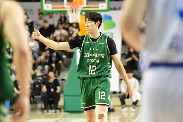 포워드 정효근이 원소속팀 DB와 FA 재계약을 맺고 2년간 더 함께하게 됐다. 사진제공｜KBL