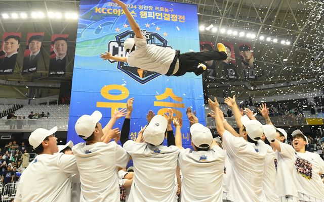KCC 선수들이 2023~2024시즌 챔피언 결정전을 제패한 뒤 정몽열 KCC건설 회장을 헹가래치고 있다. 정 회장은 4일 KCC의 새 구단주로 취임했다. 사진제공｜부산 KCC