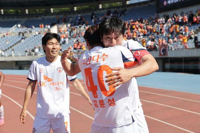 제주 남태희(오른쪽 끝)가 5일 부천종합운동장에서 열린 부천과 원정 경기서 후반 30분 선제 결승 골을 뽑은 뒤 자신의 득점을 도운 김륜성과 포옹하며 기뻐하고 있다. 사진제공│한국프로축구연맹