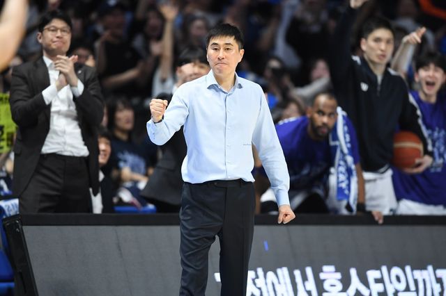 이상민 KCC 감독이 5일 소노와 챔피언 결정전 1차전서 주먹을 불끈 쥐어 보이고 있다. 사진제공｜KBL