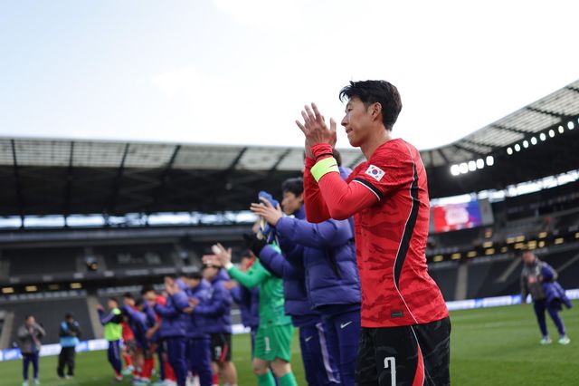 북중미월드컵을 앞둔 축구대표팀의 마지막 스파링 상대는 ‘가상의 멕시코’ 엘살바도르로 결정됐다. 다음달 4일 미국 유타주 샌디에서 친선전을 갖는다. 3월 코트디부아르 평가전을 마친 뒤 팬들에게 인사하는 대표팀. 사진제공｜대한축구협회