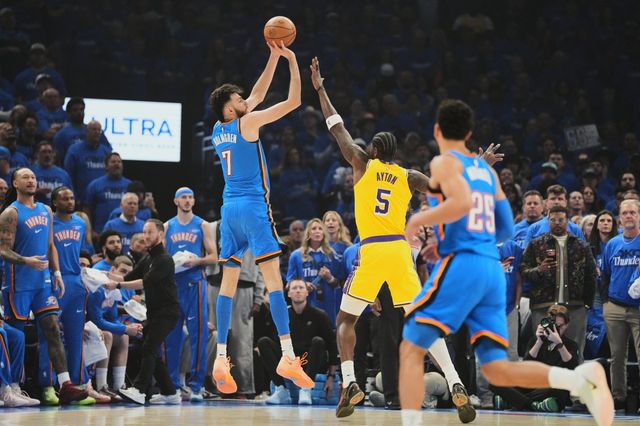 오클라호마시티 쳇 홈그렌(왼쪽)이 6일(한국시간) 페이콤 센터에서 열린 LA 레이커스와&nbsp;NBA&nbsp;PO&nbsp;2라운드 1차전 도중 외곽슛을 시도하고 있다. 오클라호마시티｜AP뉴시스