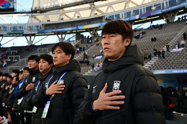김은중 감독과 김태민 코치(오른쪽부터)가 2028LA올림픽에서 한국남자축구를 이끈다. 2023년 6월 12일(한국시간) 아르헨티나 라플라타 스타디움서 열린 이스라엘과 U-20 월드컵 3위 결정전에 앞서 애국가를 부르고 있다. 사진제공｜대한축구협회
