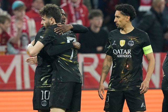PSG 우스만 뎀벨레(왼쪽)가 7일(한국시간) 알리안츠 아레나서 열린 UCL 준결승 2차전서 선제골을 넣은 뒤 흐비차 크바라츠헬리아와 포옹하고 있다. 뮌헨｜AP뉴시스