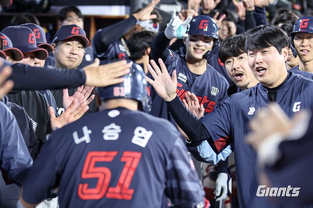 롯데 나승엽이 6일 수원KT위즈파크서 열린 KT전서 홈런을 친 뒤 동료들의 축하를 받고 있다. 사진제공｜롯데 자이언츠