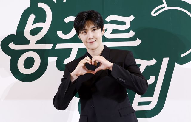 [서울=뉴시스] 김혜진 기자 = 배우 김선호가 6일 오전 서울 중구 커뮤니티마실에서 열린 쿠팡플레이 예능 프로그램 ‘봉주르 빵집’ 제작발표회에서 포즈를 취하고 있다. 2026.05.06. jini@newsis.com