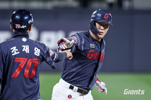 롯데 나승엽이 6일 수원KT위즈파크서 열린 KT전서 홈런을 친 뒤 조재영 작전코치와 세리머니를 펼치고 있다. 사진제공｜롯데 자이언츠