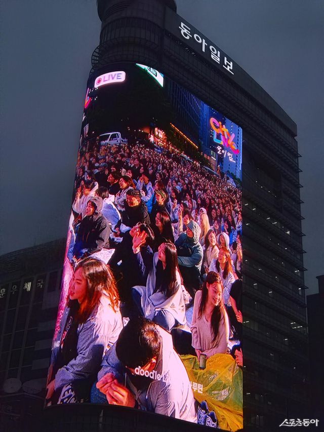 지난해 강승윤에 이어 이번 로이킴까지 2차례에 걸친 시티 라이브를 통해 디지털 플랫폼 룩스는 시민과 아티스트를 잇는 ‘케이(K)컬처의 키 테넌트’(Key Tenant)로서 입지를 더욱 다지게 됐다. 허민녕 기자 mignon@donga.com