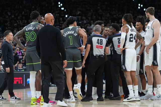 샌안토니오, 미네소타 선수들과 스태프가 7일(한국시간) 프로스트뱅크 아레나서 열린 NBA PO 2라운드 2차전 3쿼터 도중 스테픈 캐슬과 본즈 하일랜드의 몸싸움이 벌어진 직후 코트에 모여 신경전을 펼치고 있다. 샌안토니오｜AP뉴시스