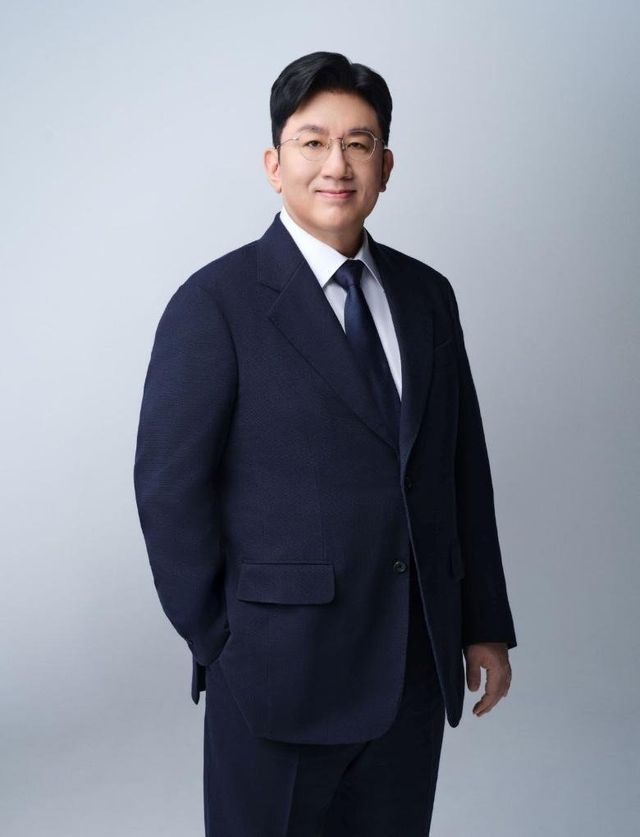 자본시장법 위반 혐의를 받는 방시혁 하이브 의장에 대해 검찰이 경찰의 구속영장 재신청을 재반려했다. 사진제공|하이브