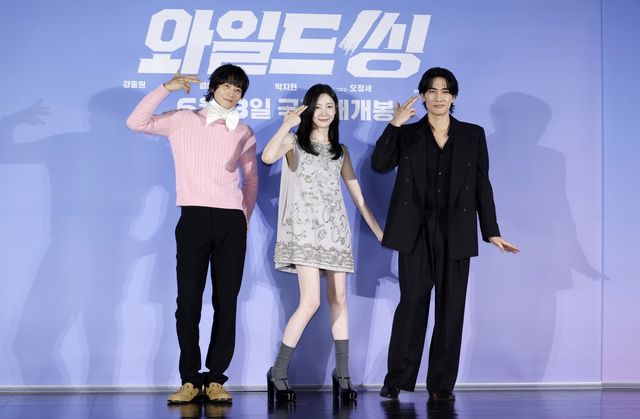 [서울=뉴시스] 김혜진 기자 = 배우 강동원(왼쪽부터), 박지현, 엄태구가 7일 오전 서울 광진구 롯데시네마 건대입구에서 열린 영화 ‘와일드 씽’ 제작보고회에서 포즈를 취하고 있다. 2026.05.07. jini@newsis.com