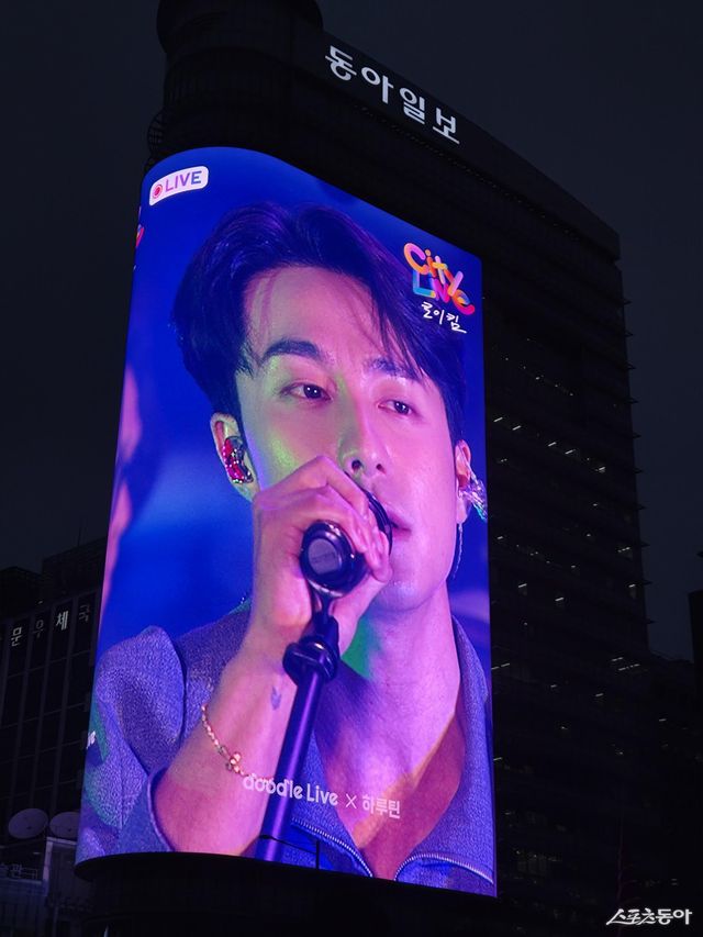 ‘감성 장인’ 로이킴이 7일 오후 7시 동아미디어센터앞 청계광장에서 시티 라이브를 열었다. 1시간에 걸쳐 진행된 공연에서 그는 20일 내놓는 리메이크 앨범에 수록되는 노래 전곡을 라이브로 선보여 큰 호응을 얻었다. 허민녕 기자 mignon@donga.com