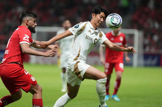 LAFC 손흥민(오른쪽)이 7일(한국시간) 톨루카와 북중미 챔피언스컵 4강 2차전 원정경기 도중 상대 수비수의 밀착 마크를 따돌리고 볼을 다루고 있다. 톨루카｜AP뉴시스