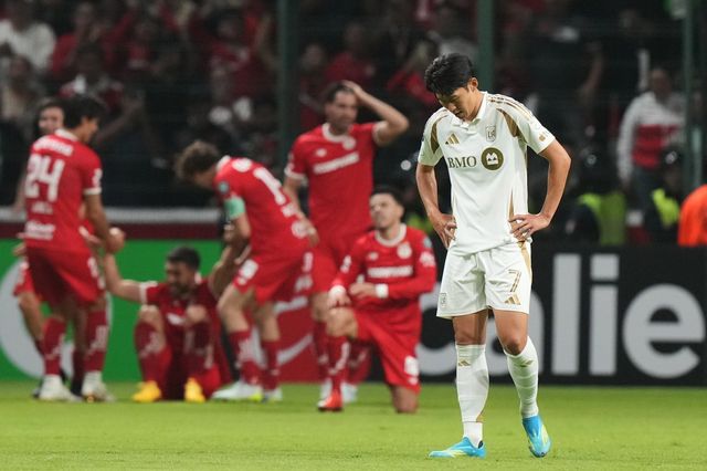 LAFC 손흥민(오른쪽)이 7일(한국시간) 톨루카와 북중미 챔피언스컵 4강 2차전 원정경기 도중 실점한 뒤 아쉬워하고 있다. 톨루카｜AP뉴시스