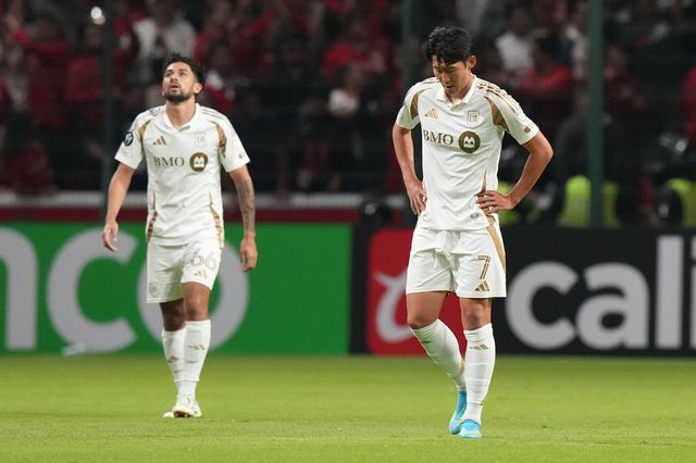 LAFC 손흥민(오른쪽)이 7일(한국시간) 톨루카(멕시코)와 북중미 챔피언스컵 4강 원정 2차전서 후반전 실점한 뒤 고개를 떨구고 있다. 톨루카｜AP뉴시스