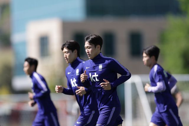 축구국가대표팀 미드필더 강상윤(가운데)가 25일(한국시간) 유트사커필드에서 훈련하고 있다. 사진제공｜대한축구협회