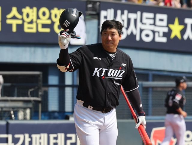 나란히 2600안타 고지를 돌파한 삼성 최형우, 두산 손아섭, KT 김현수(사진)는 KBO 최초 3000안타를 향해 질주 중이다. 뉴시스